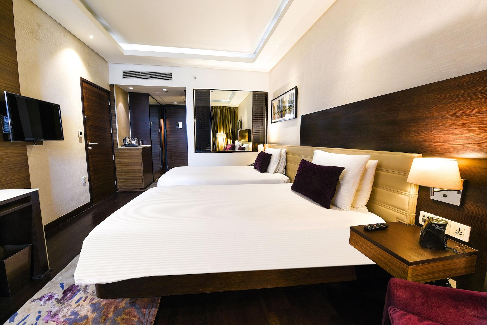 Doubletree By Hilton Gurugram Baani Square Hotell Gurgaon Eksteriør bilde