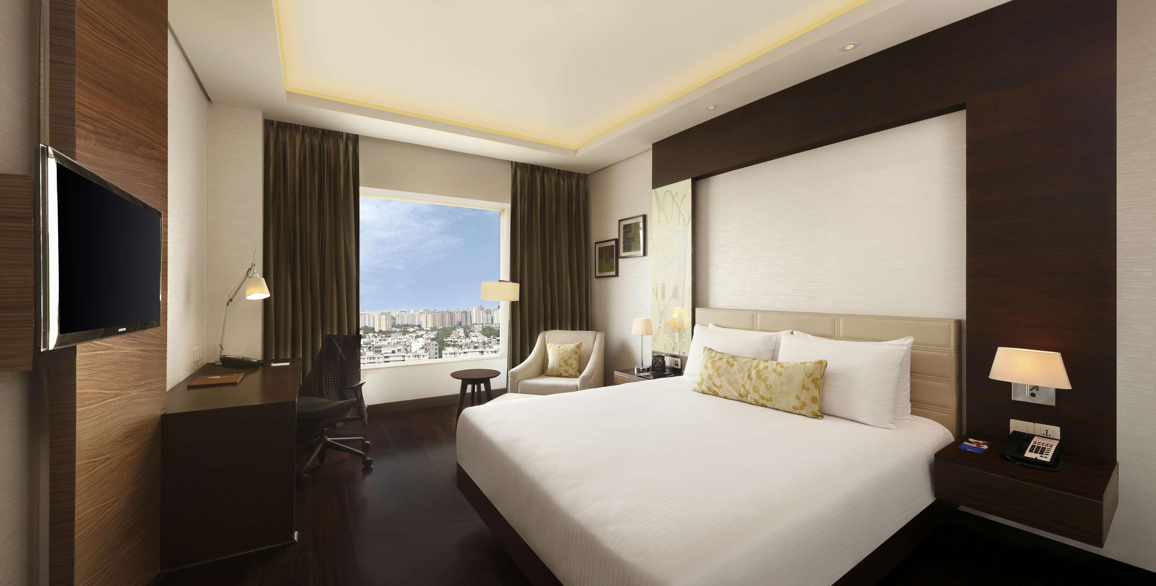 Doubletree By Hilton Gurugram Baani Square Hotell Gurgaon Eksteriør bilde