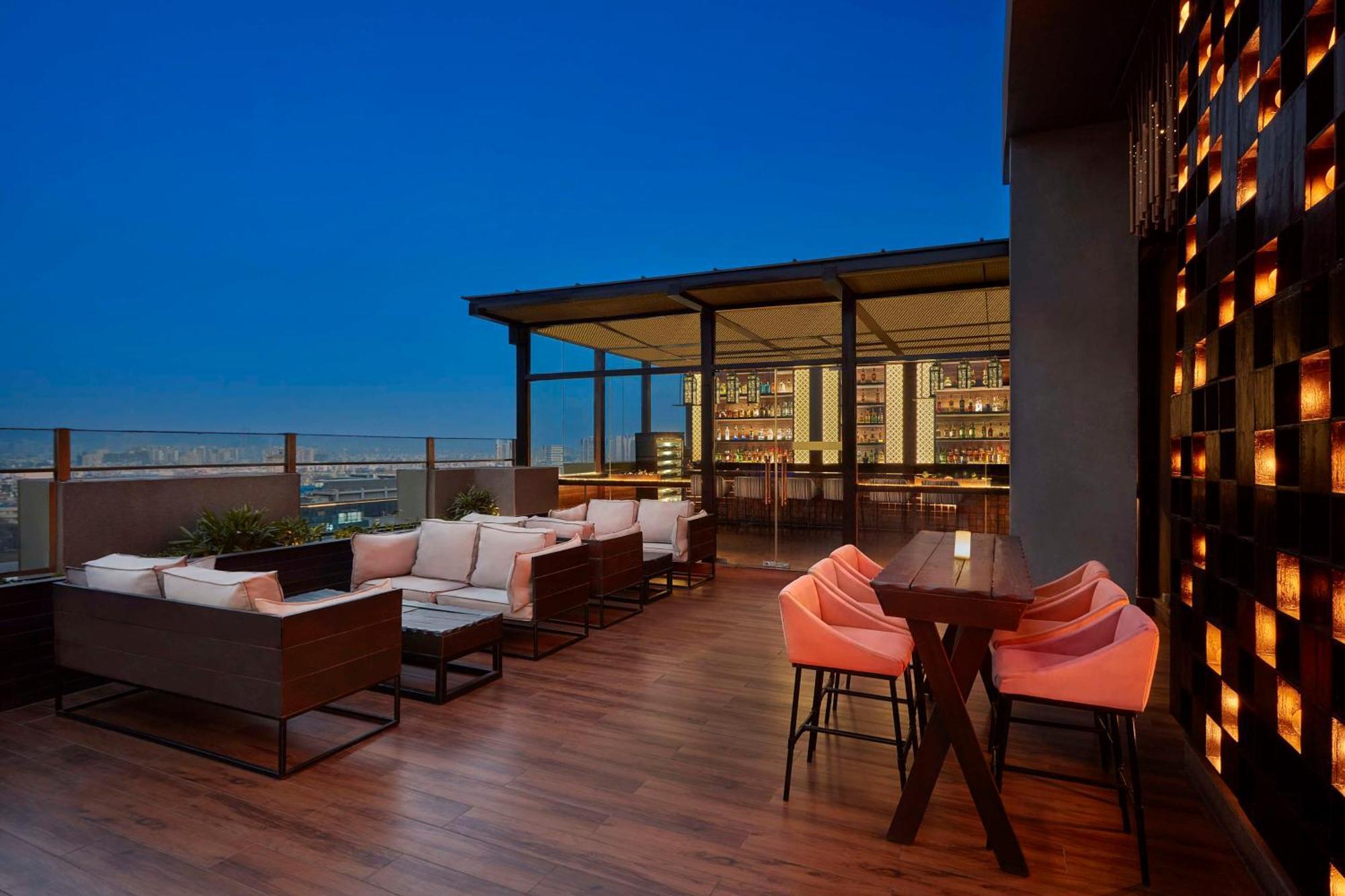 Doubletree By Hilton Gurugram Baani Square Hotell Gurgaon Eksteriør bilde