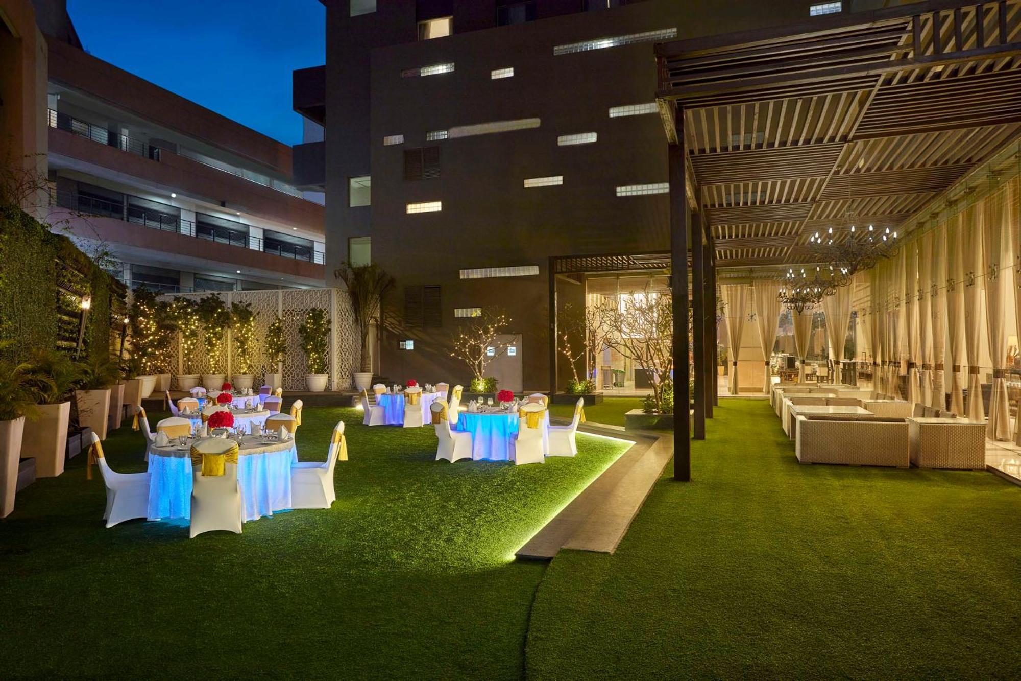 Doubletree By Hilton Gurugram Baani Square Hotell Gurgaon Eksteriør bilde