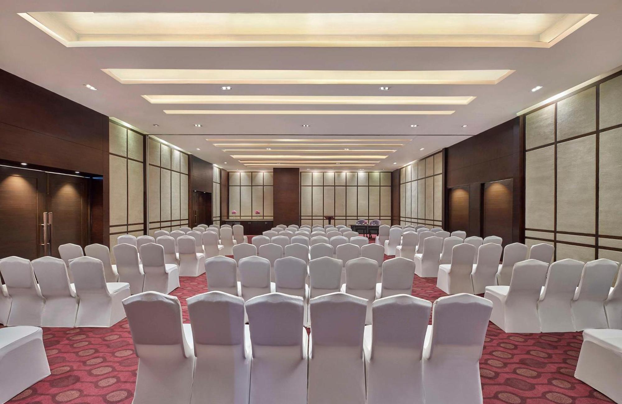 Doubletree By Hilton Gurugram Baani Square Hotell Gurgaon Eksteriør bilde