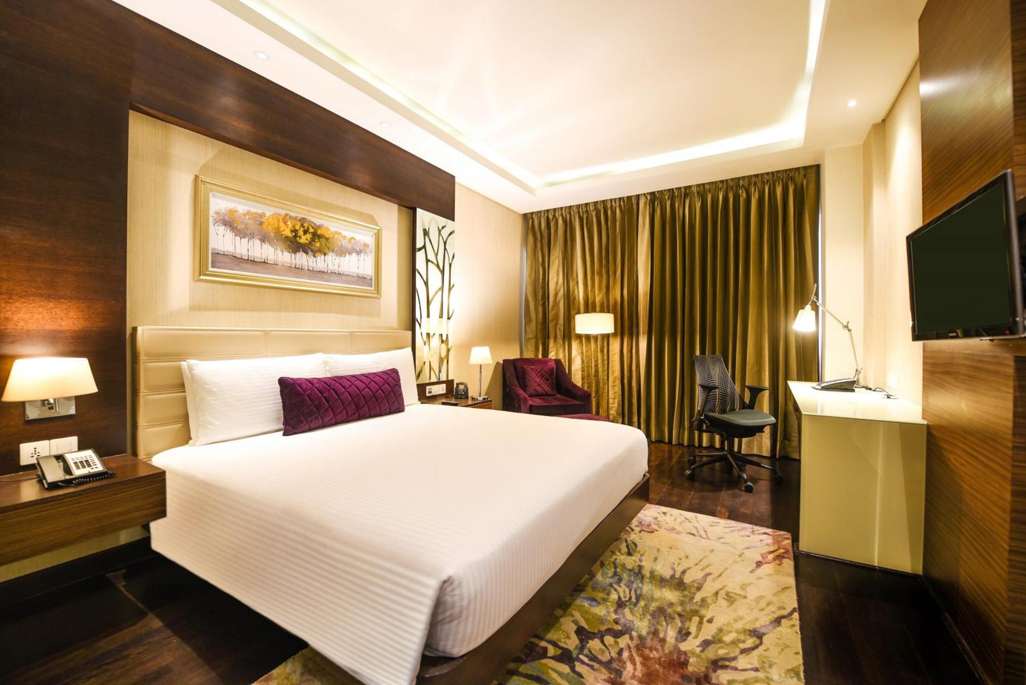 Doubletree By Hilton Gurugram Baani Square Hotell Gurgaon Eksteriør bilde