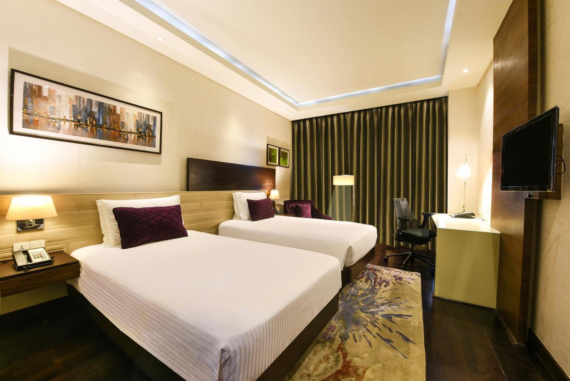 Doubletree By Hilton Gurugram Baani Square Hotell Gurgaon Eksteriør bilde