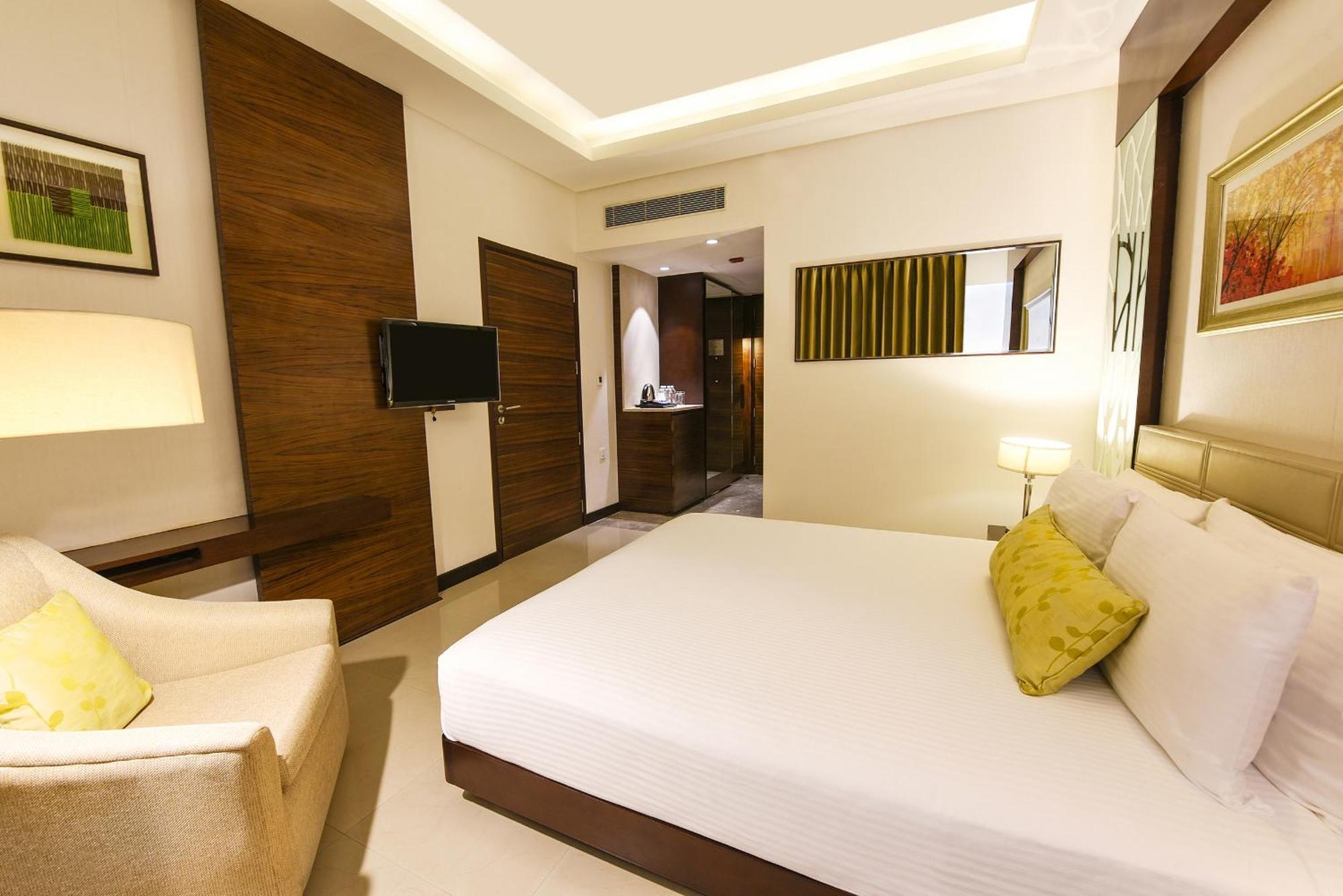 Doubletree By Hilton Gurugram Baani Square Hotell Gurgaon Eksteriør bilde