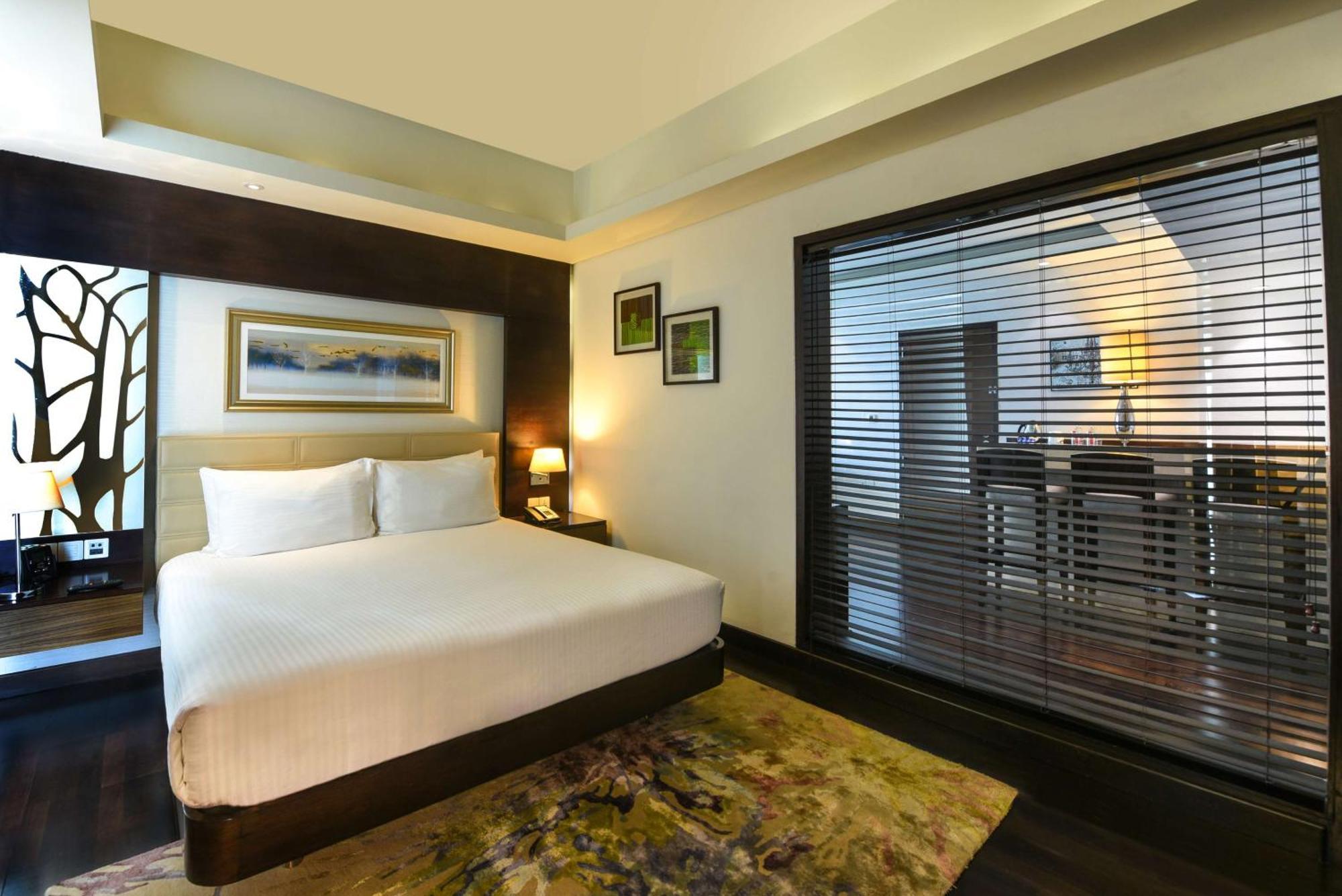 Doubletree By Hilton Gurugram Baani Square Hotell Gurgaon Eksteriør bilde