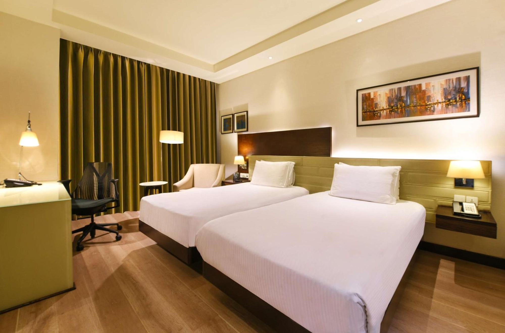 Doubletree By Hilton Gurugram Baani Square Hotell Gurgaon Eksteriør bilde