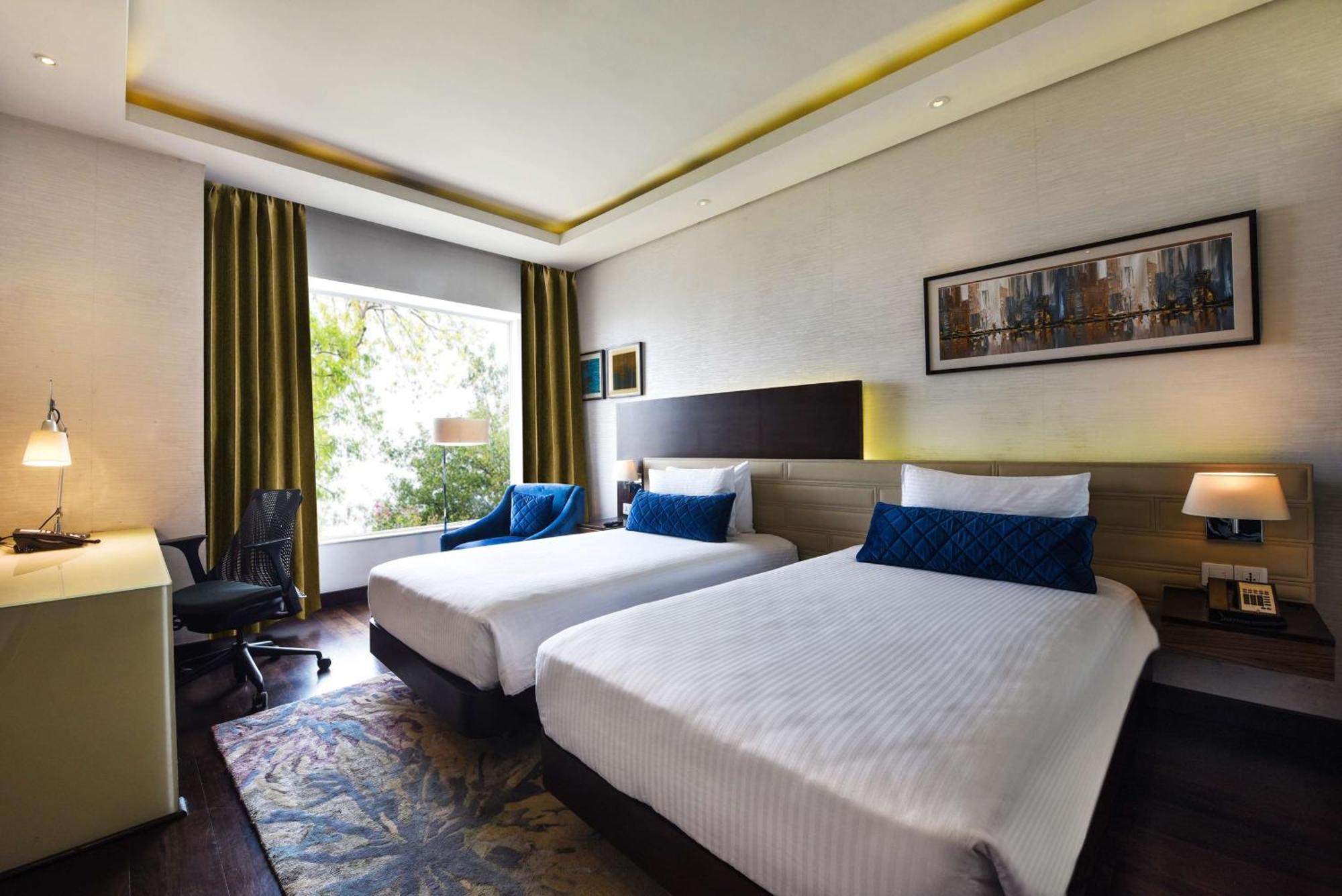 Doubletree By Hilton Gurugram Baani Square Hotell Gurgaon Eksteriør bilde