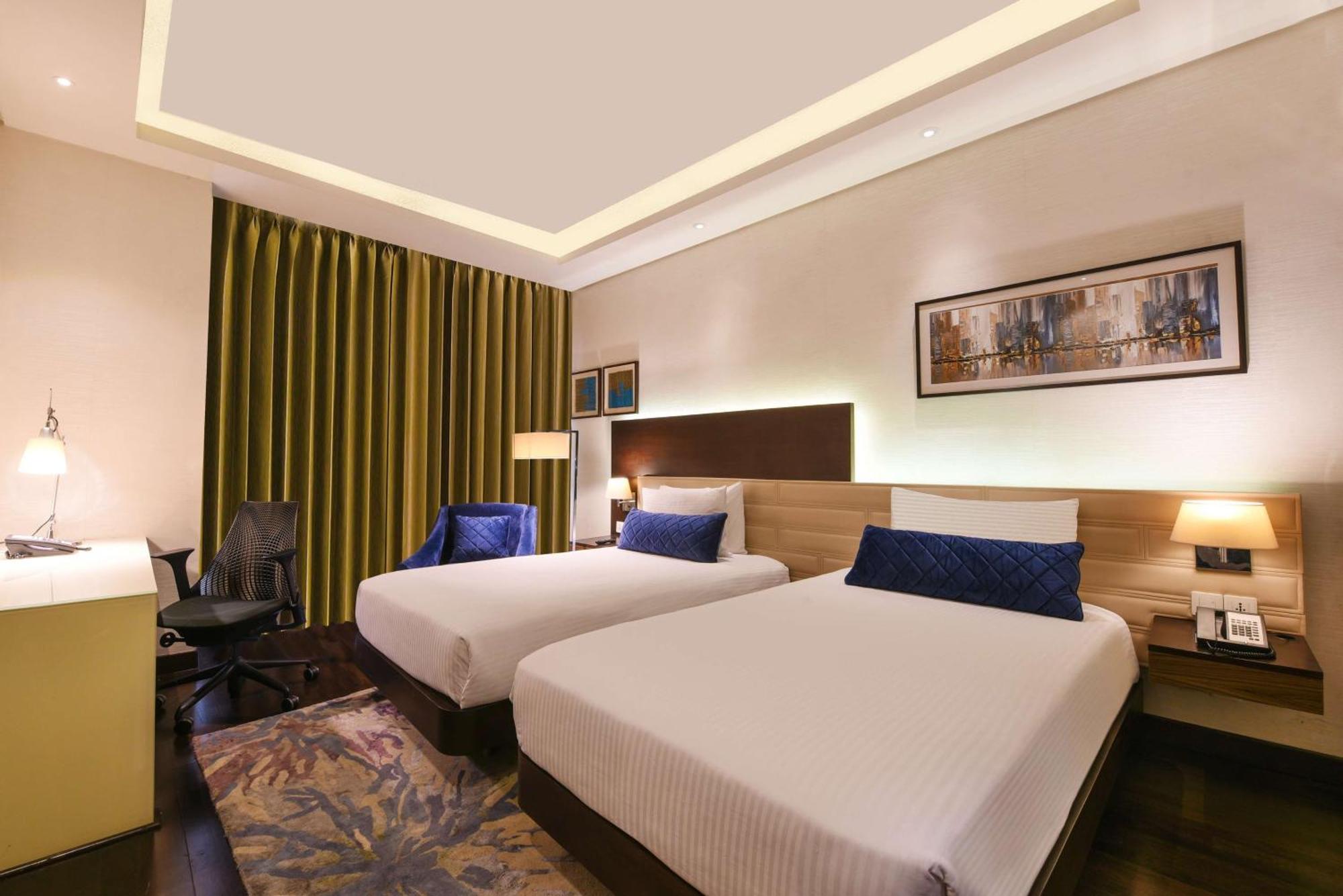 Doubletree By Hilton Gurugram Baani Square Hotell Gurgaon Eksteriør bilde