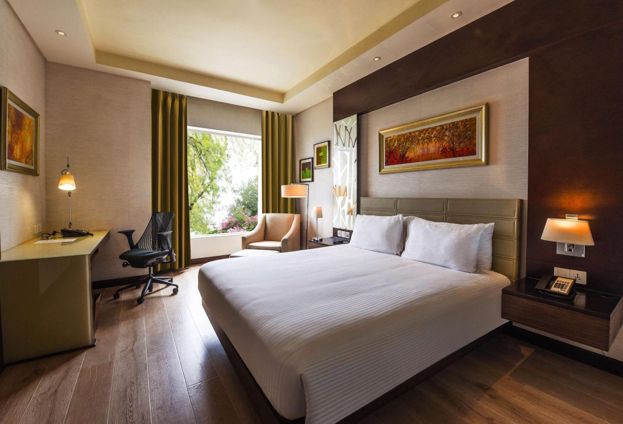 Doubletree By Hilton Gurugram Baani Square Hotell Gurgaon Eksteriør bilde