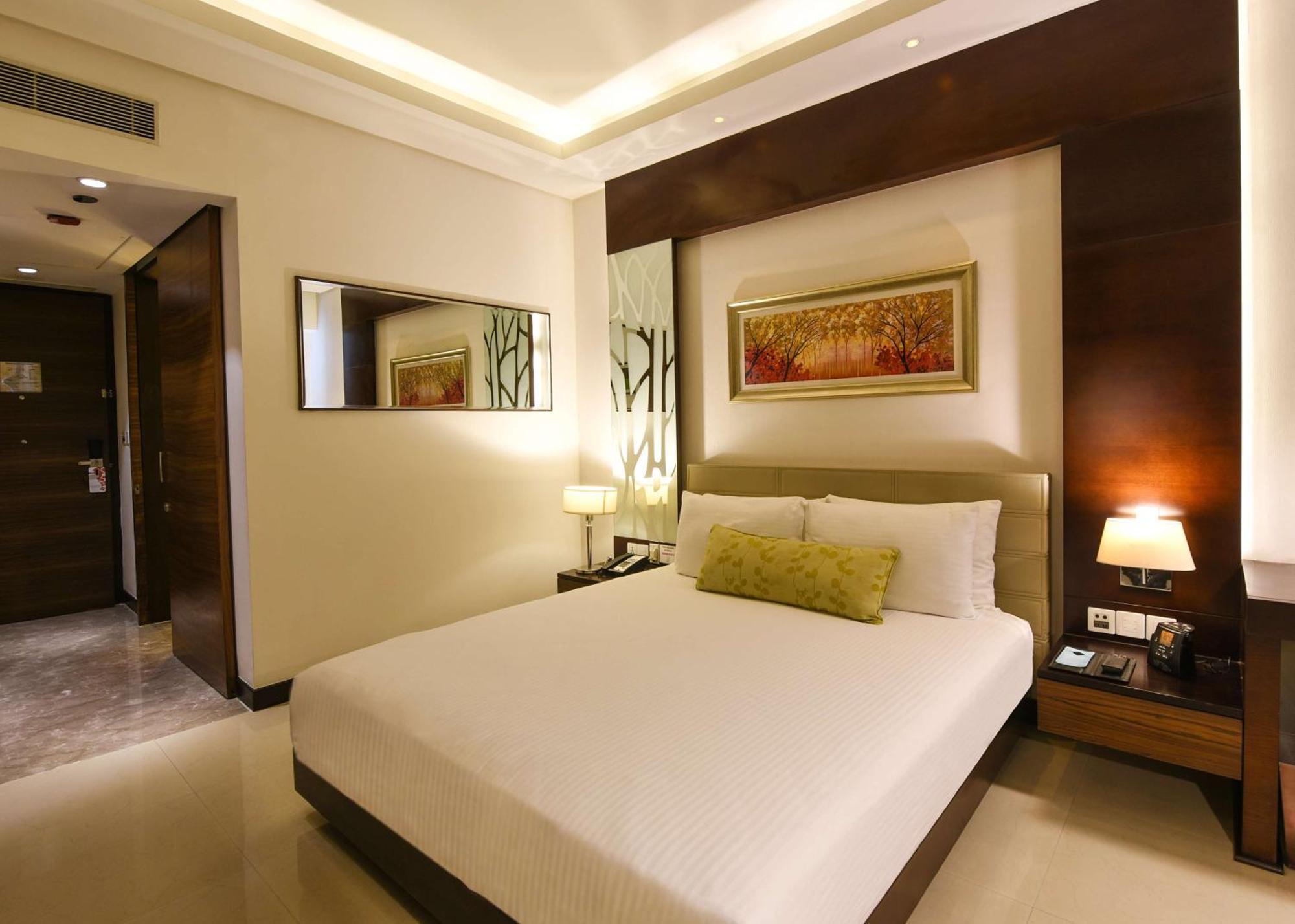 Doubletree By Hilton Gurugram Baani Square Hotell Gurgaon Eksteriør bilde