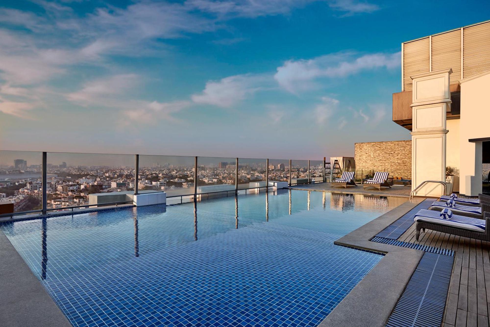 Doubletree By Hilton Gurugram Baani Square Hotell Gurgaon Eksteriør bilde